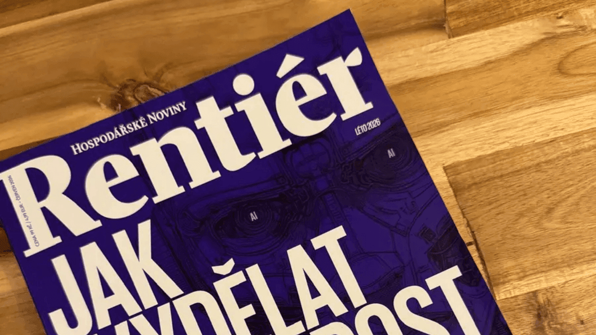 Letní číslo Rentiéru, investičního magazínu Hospodářských novin, ležící na dřevěném stole